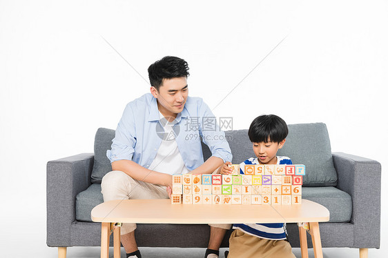沙发上父子玩积木图片