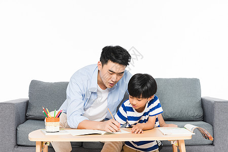 学习沙锤男孩沙发上父亲辅导孩子写作业背景