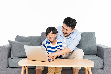 父子插画沙发上父亲指导孩子用电脑背景