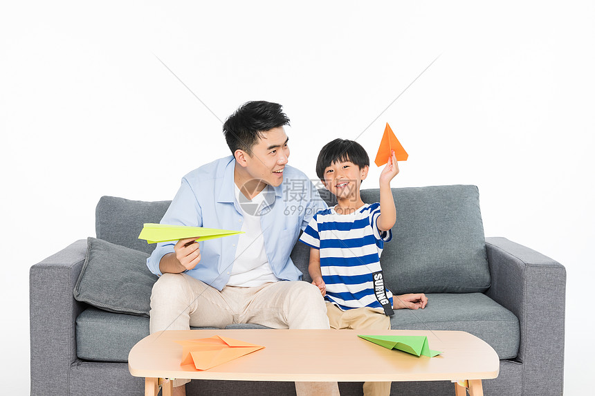 沙发上父子玩纸飞机图片