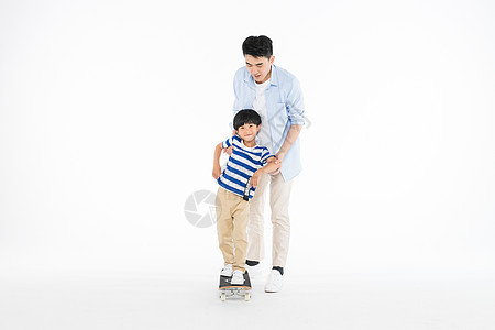 爸爸和儿子玩滑板图片