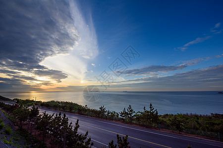 蓝天公路大连晚霞下的海景公路背景