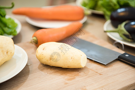 餐柜上的新鲜蔬菜高清图片