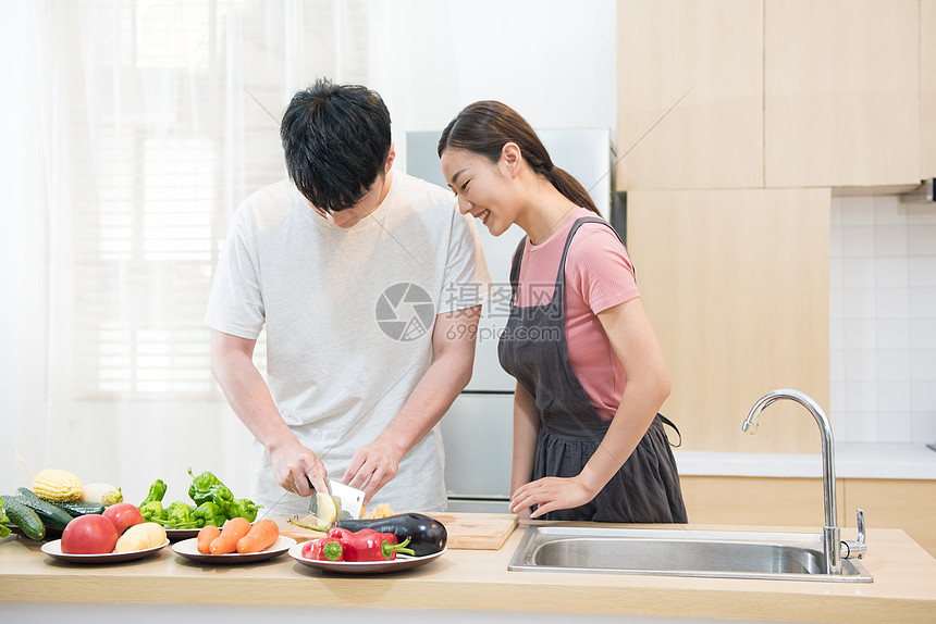 年轻夫妇厨房做饭图片