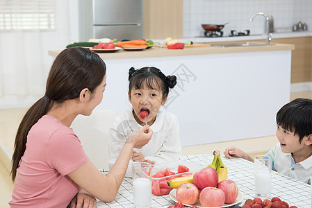 一家人厨房用餐高清图片