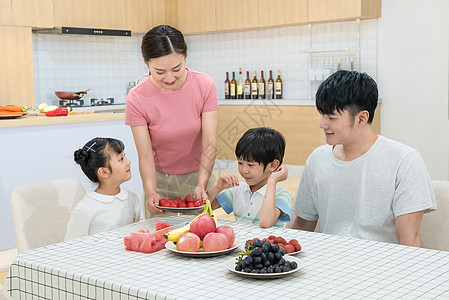 孩子吃饭一家人厨房用餐背景