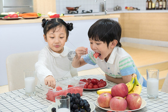 孩子在餐桌上吃水果图片