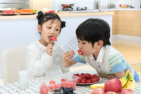 孩子在餐桌上吃水果高清图片