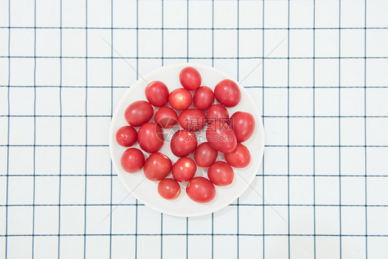 餐桌上的圣女果图片