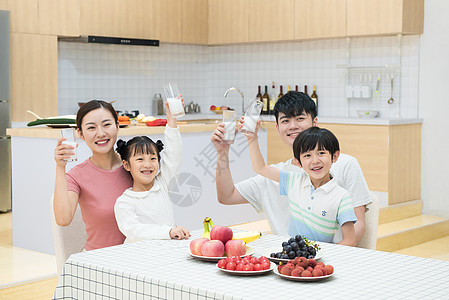 一家人厨房用餐图片