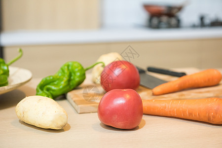 餐柜上的新鲜蔬菜图片