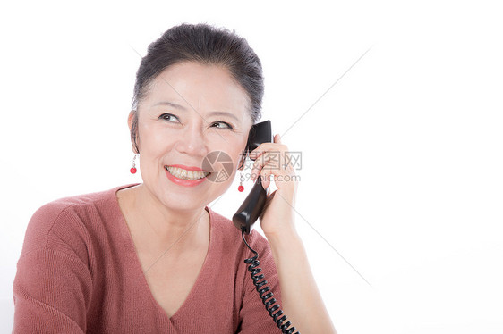 老年女性打电话图片