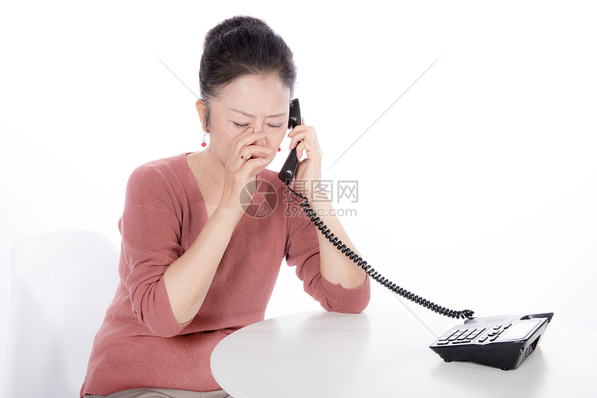 老年女性接电话哭泣图片