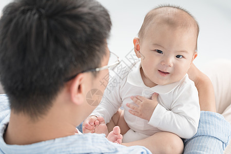 爸爸和婴儿父爱高清图片