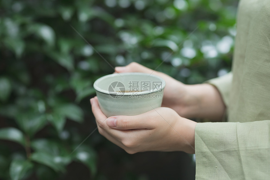 手捧茶杯图片