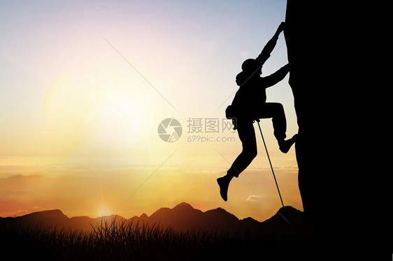 夕阳下登山人物剪影 图片