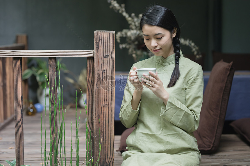 手捧茶杯的美女图片