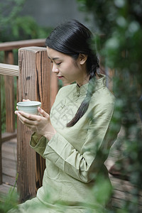 手捧茶杯的美女高清图片