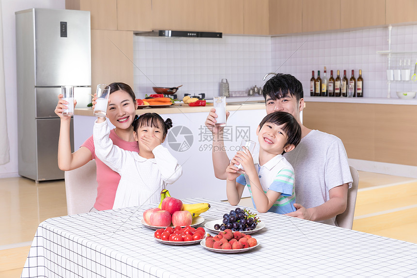 家庭生活一起吃早餐图片