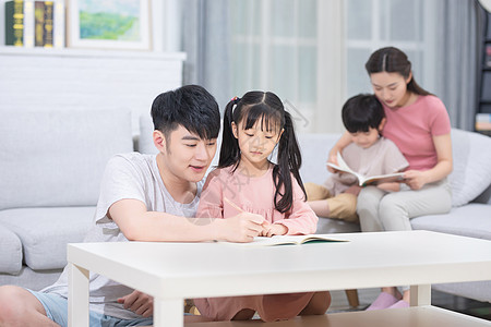 家庭教育陪伴孩子写作业高清图片