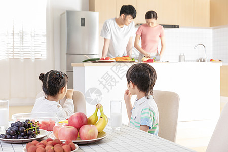 孩子吃饭家庭生活吃水果背景