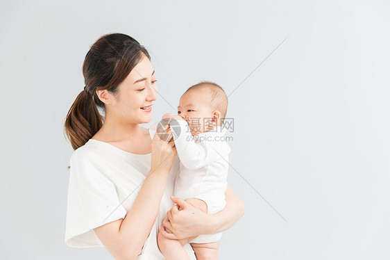 母婴妈妈给宝宝喂奶图片