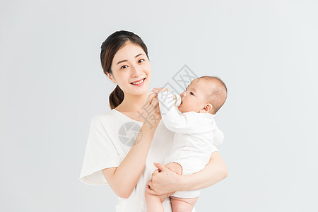母婴妈妈给宝宝喂奶奶瓶高清图片素材
