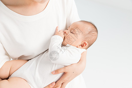 母婴妈妈抱着宝宝睡觉成长高清图片素材