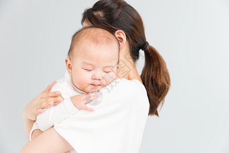 陪伴孩子母婴妈妈抱着宝宝睡觉背景