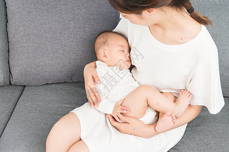 沙发上睡觉母婴沙发上妈妈抱着宝宝睡觉背景