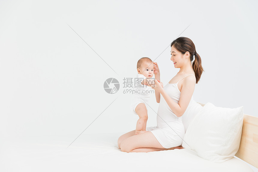 母婴床上妈妈教宝宝站立图片