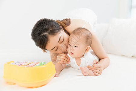 母婴床上妈妈陪伴宝宝高清图片