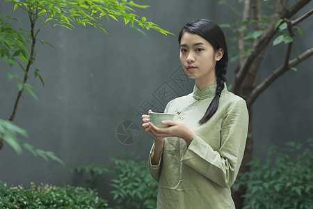 手捧茶杯的美女背景