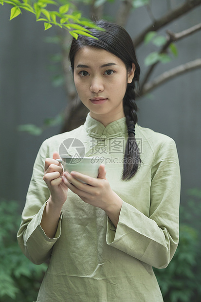 手捧茶杯的美女图片