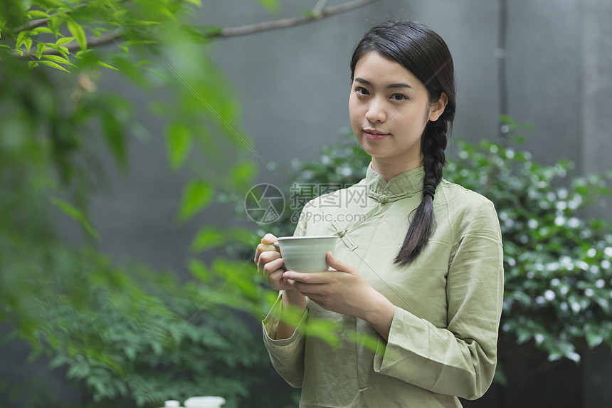 手捧茶杯的美女图片