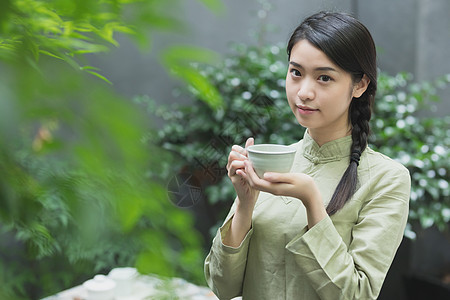 手捧茶杯的美女高清图片