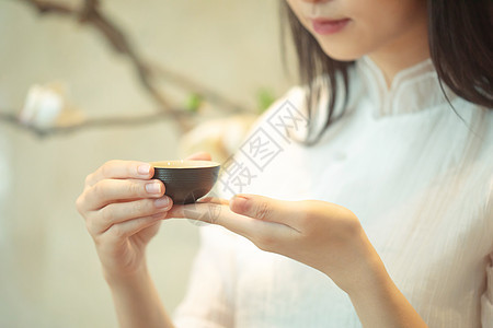 手持茶杯喝茶背景图片