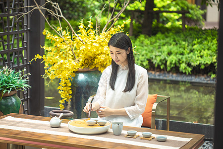 美女使用茶刷清洁茶具图片