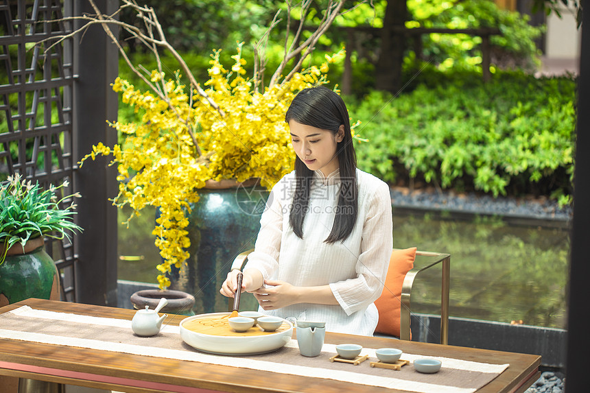 美女使用茶刷清洁茶具图片