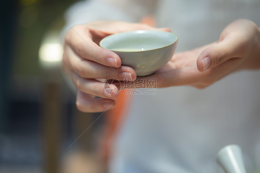 手持茶杯喝茶图片