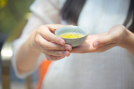 手持茶杯喝茶背景图片