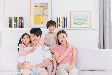 一家人幸福坐在客厅背景图片