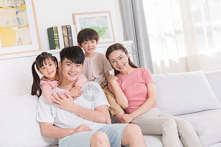 一家人幸福坐在客厅图片