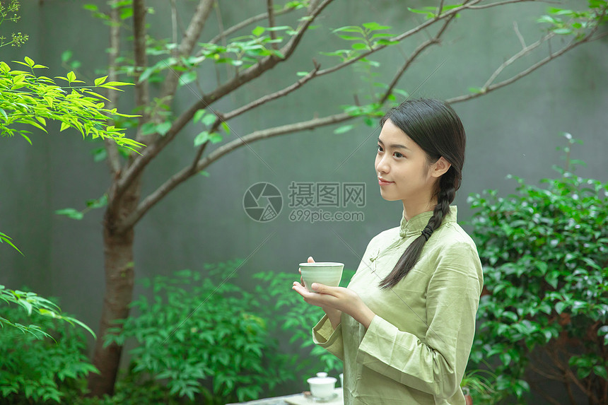 品茶的茶服女生图片