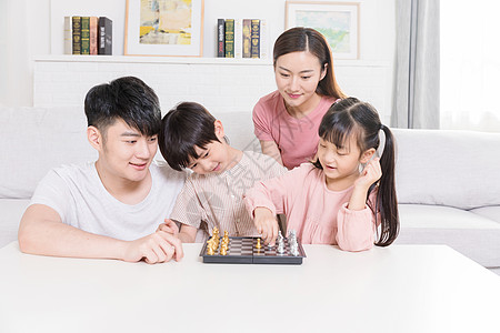 父母陪孩子下棋背景