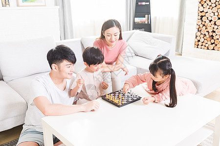 父母陪孩子下棋背景