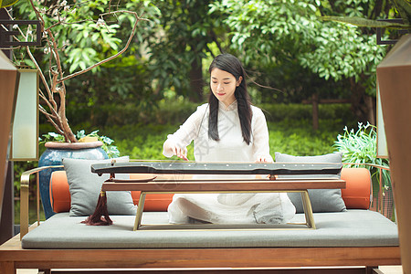 喝茶的女生室外抚琴的女生背景