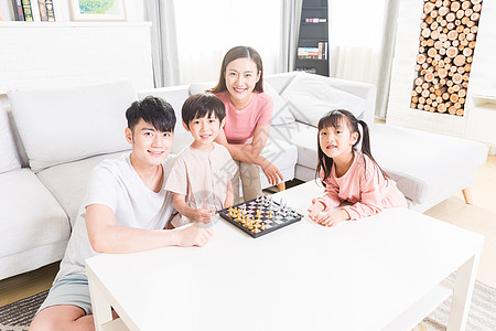 父母陪孩子下棋背景