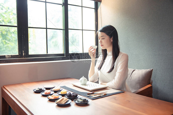 窗边品茶的女生图片