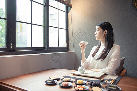 喝茶的女生窗边品茶的女生背景